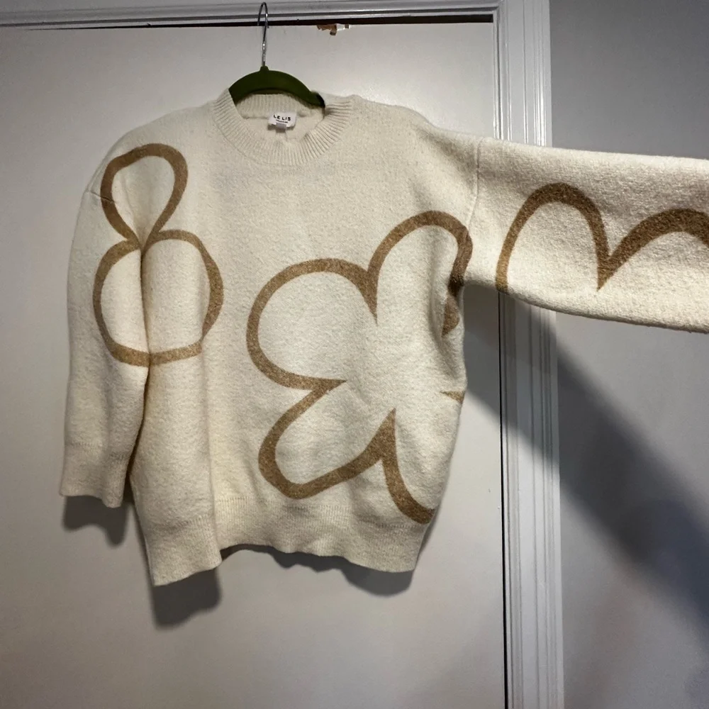 Le Lis Women’s small Cream Pullover Sweater Large Floral Daisy Outline Crew Neck